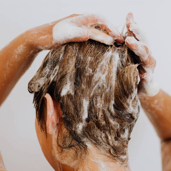 Cheveux gras - routine capillaire détox et gommage du cuir chevelu