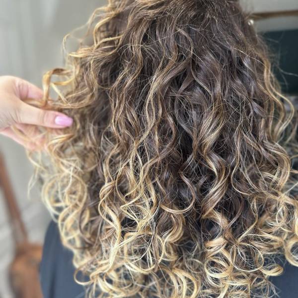 Routine capillaire pour cheveux bouclés et secs - hydratation et nutrition